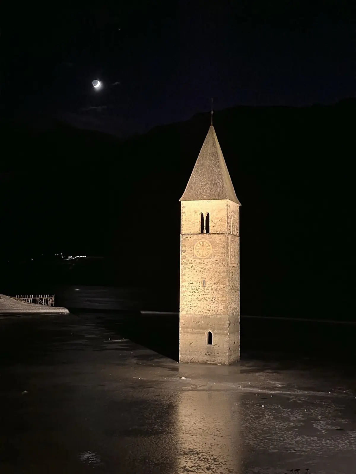 Il campanile nel Lago di Resia di notte