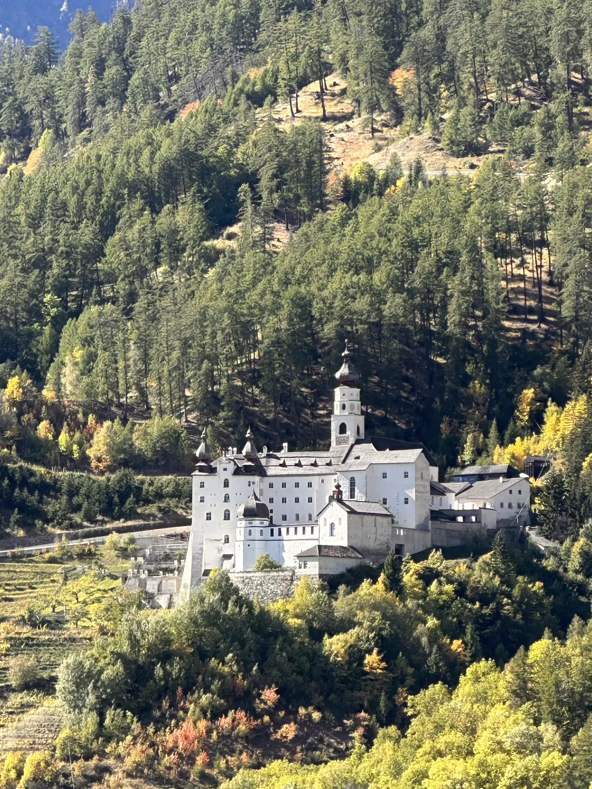 Kloster Marienberg oberhalb von Burgeis im Herbst