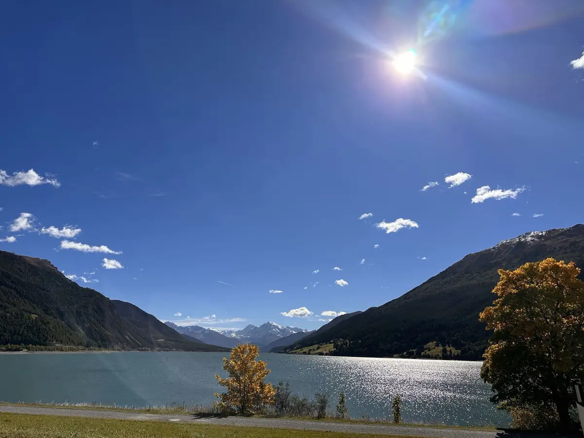 Il Lago di Resia in autunno con l'Ortles sullo sfondo