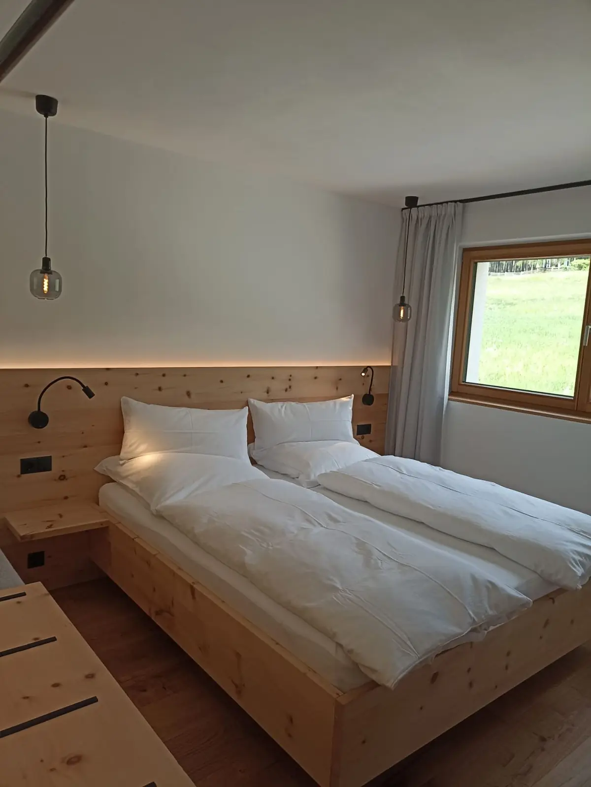 Camera con letto in cirmolo