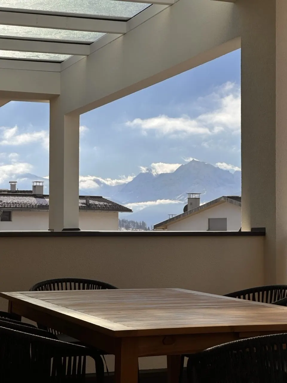 Blick vom Terrassentisch der Ferienwohnung auf den Ortler